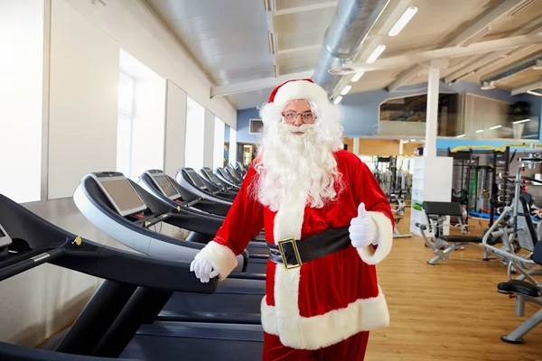 Papai Noel no ginásio fazendo exercícios — Fotografia de Stock