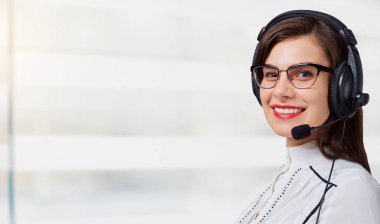 Genç kadın çağrı merkezi operatörü office arka plan üzerinde kulaklık