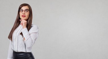 Gözlüklü bir gri backg sürpriz duygular ile işadamı