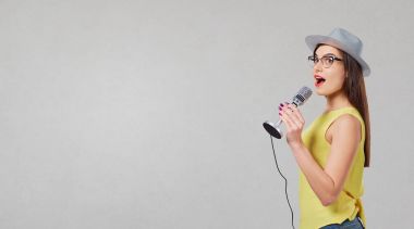 Şarkı karaoke kızdır.