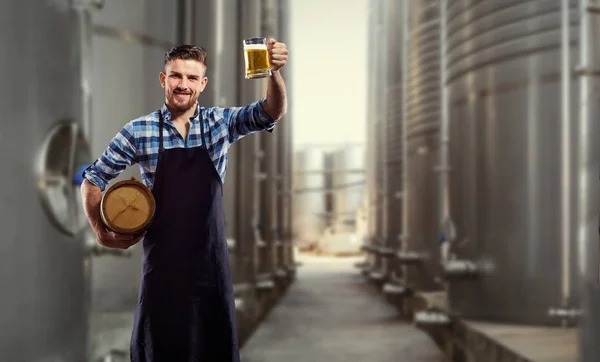 Brewer man met een glas bier in zijn hand — Stockfoto