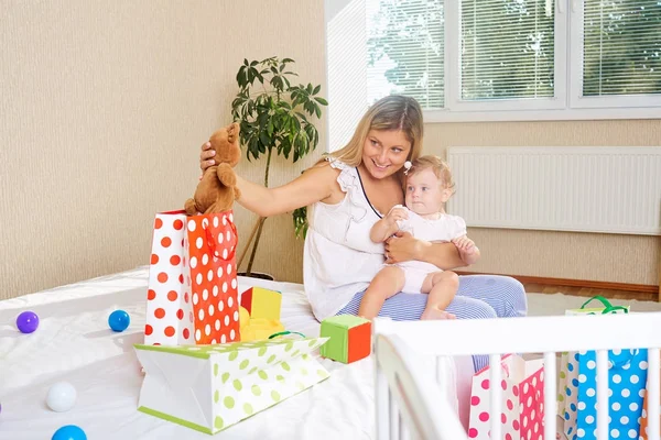 Ibu dengan anak dengan hadiah dan paket . — Stok Foto