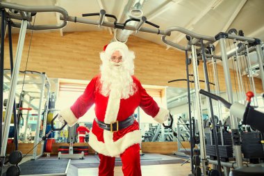 Noel Baba Noel için spor salonunda dumbbells ile.