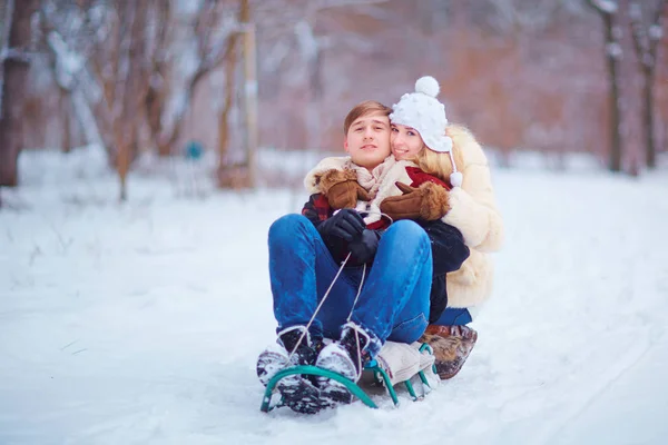 Um casal amoroso no inverno no parque . — Fotografia de Stock