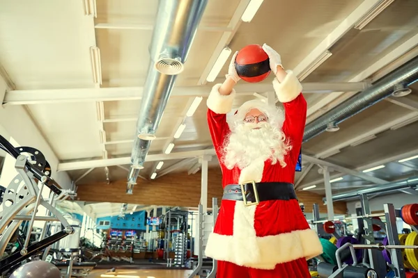 Papai Noel com halteres no ginásio para o Natal . — Fotografia de Stock