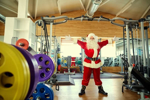 Papai Noel com halteres no ginásio para o Natal . — Fotografia de Stock