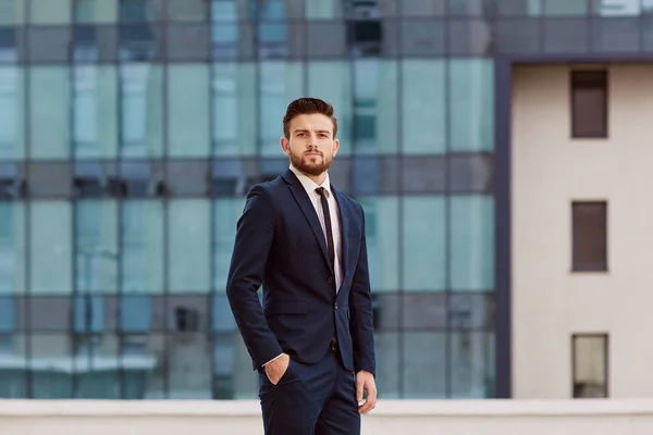 Retrato de empresário no fundo de edifícios de negócios — Fotografia de Stock