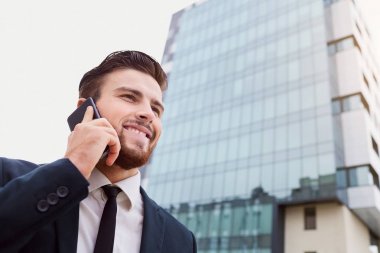 İş adamı telefonda konuşuyor.