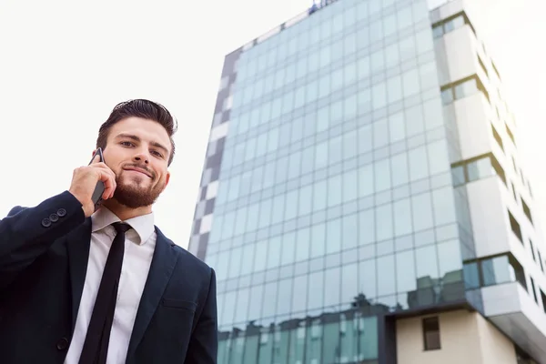 Homme d'affaires parle au téléphone en plein air — Photo