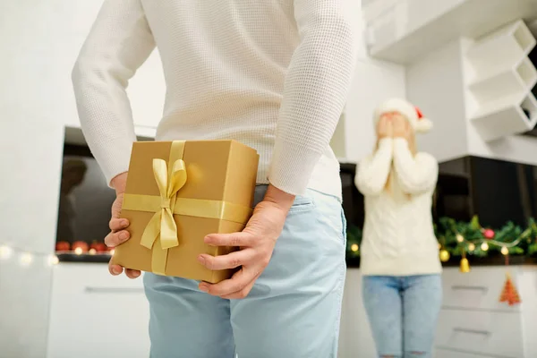 The couple gives presents in the room for Christmas — Stock Photo, Image