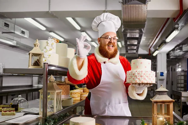 Papai Noel faz uma torta na cozinha no dia de Natal — Fotografia de Stock