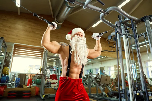 Esportes Papai Noel no ginásio no Natal . — Fotografia de Stock