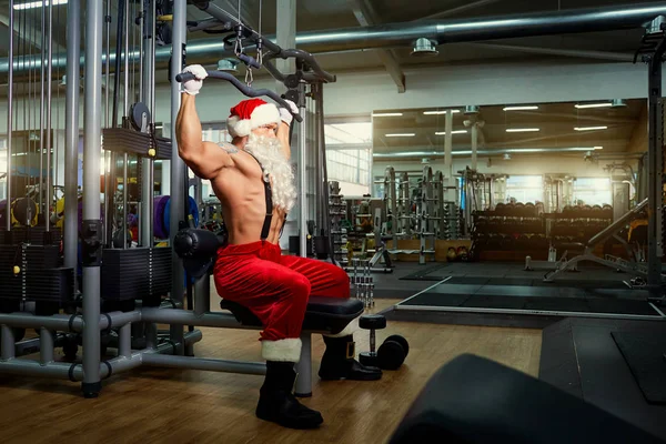 Entrenamiento de Santa Claus Bodybuilder en el gimnasio el día de Navidad — Foto de Stock