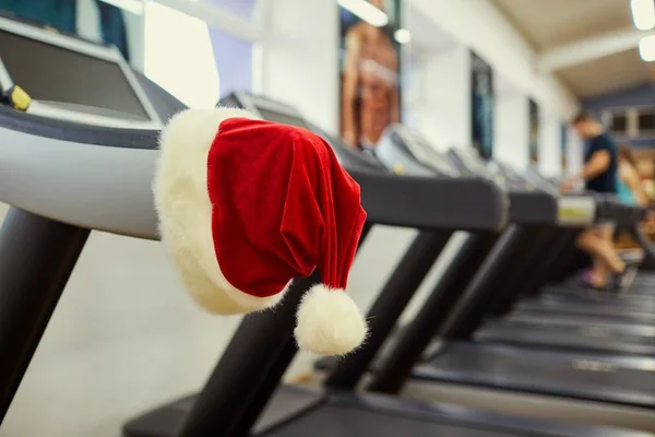 Santas kapelusz w siłowni. — Zdjęcie stockowe