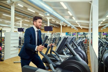 İşadamı simülatör spor yapıyor