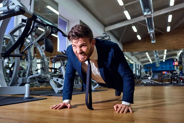 Uomo d'affari che fa flessioni in palestra . — Foto Stock