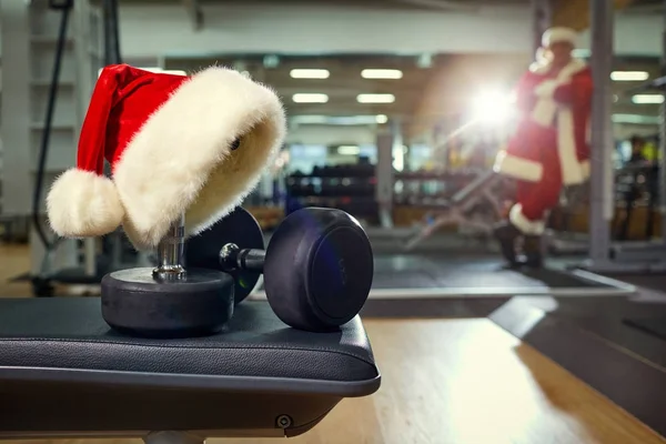 Santas kapelusz w siłowni. — Zdjęcie stockowe