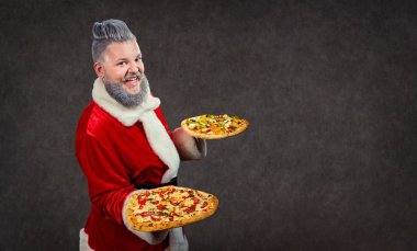 Noel Baba elinde pizza ile.