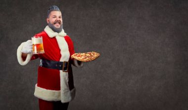 Santa pizza ve bira onun elinde bir bardak.