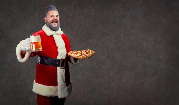 Санта з піцою і келихом пива в руках . — стокове фото