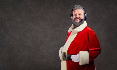 Noel Baba'ya bir kulaklık çağrı merkezi operatörü.