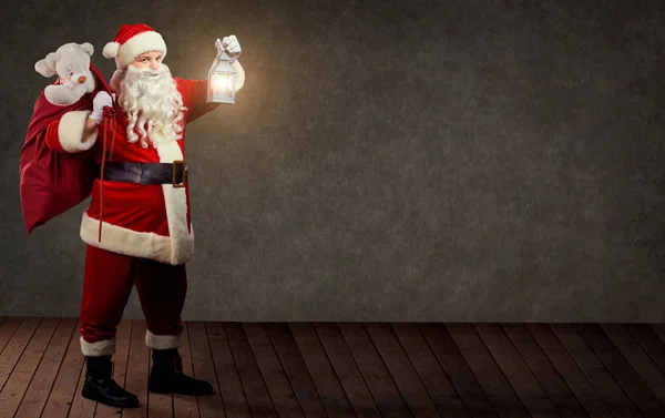 Weihnachtsmann mit Tasche und Weihnachtslampe. — Stockfoto
