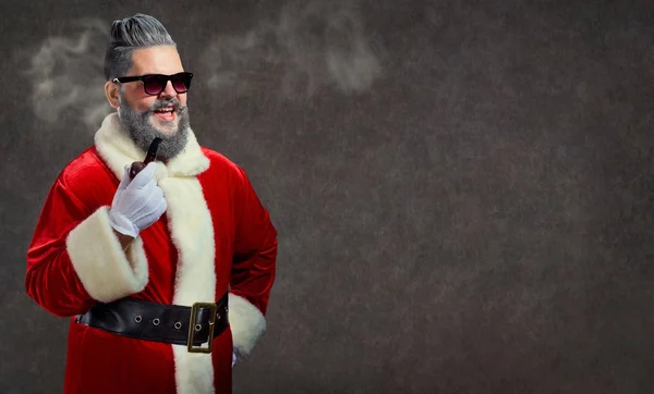 Père Noël avec une coiffure et un cigare lance une fumée . — Photo