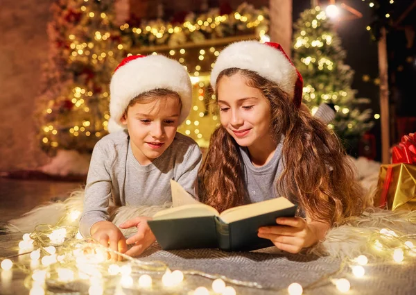 Δύο παιδιά σε ένα δωμάτιο που διακοσμείται με τις διακοσμήσεις Χριστουγέννων. — Φωτογραφία Αρχείου