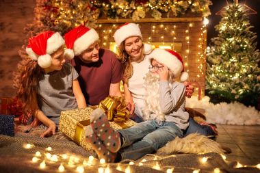 Noel'de bir odada mutlu aile.