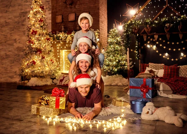 Family in a room with a Christmas tree on Christmas. — Stock Photo, Image