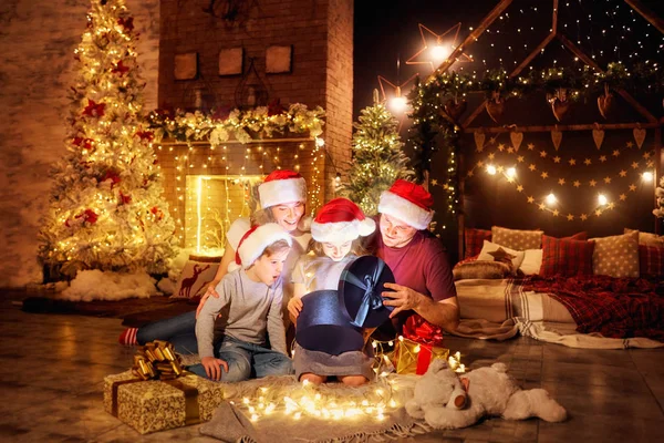 La familia regala regalos en una habitación el día de Navidad . — Foto de Stock