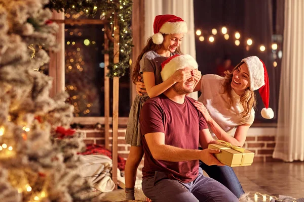 De familie geeft presenteert in een kamer op eerste kerstdag. — Stockfoto
