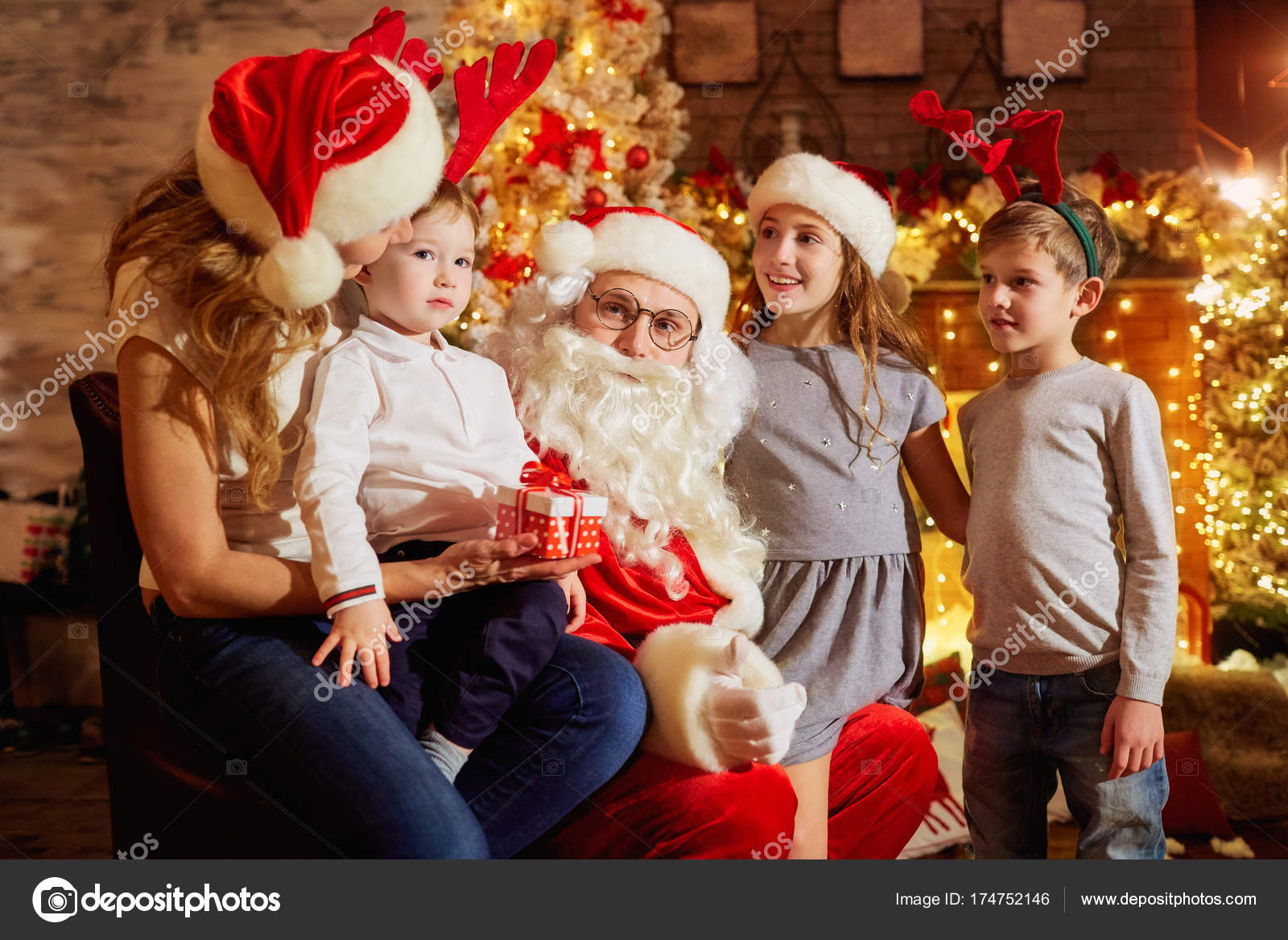 Papá Noel regala regalos a los niños el día de Navidad — Foto de