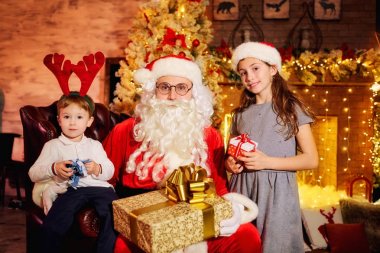 Noel Baba verir sunar çocuklar için Noel günü.