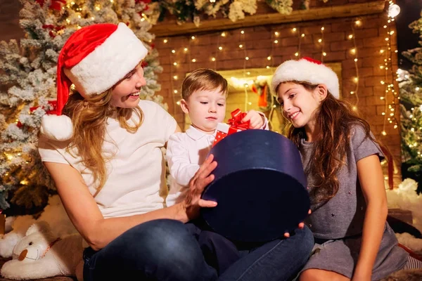 The family gives presents in a room on Christmas Day. — Stock Photo, Image