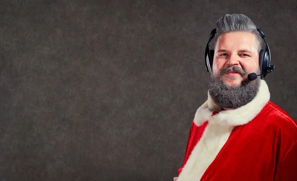 Santa Claus en un operador de centro de llamadas de auriculares . —  Fotos de Stock