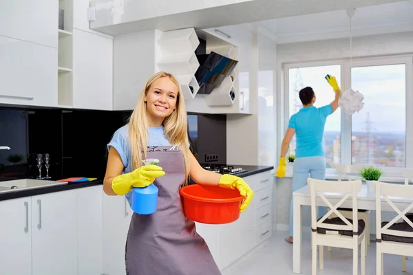 Familia joven pareja haciendo limpieza en la cocina —  Fotos de Stock