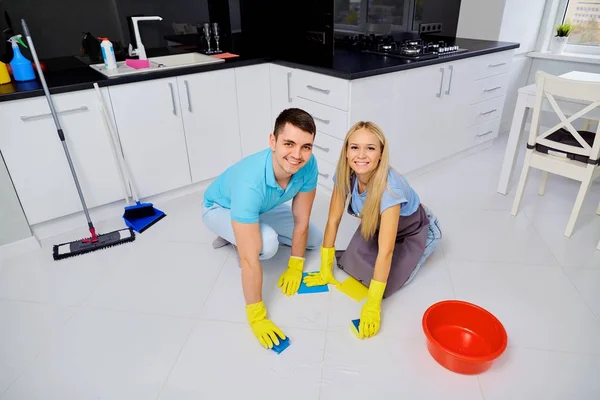 Młoda para rodzina robi czyszczenie w kuchni — Zdjęcie stockowe