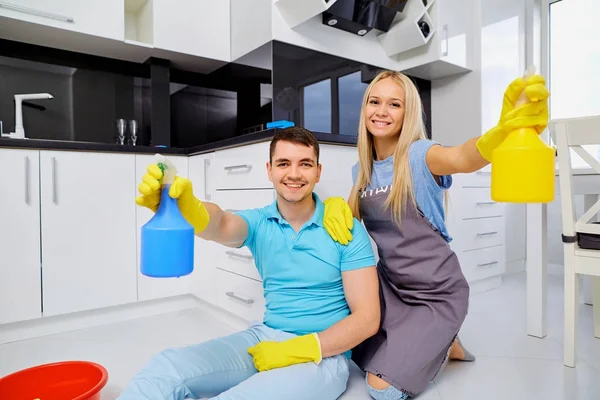 Młoda para rodzina robi czyszczenie w kuchni — Zdjęcie stockowe