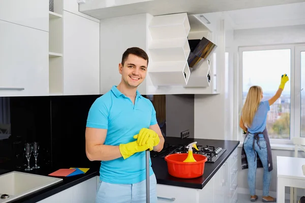 Jovem casal familiar fazendo limpeza na casa . — Fotografia de Stock