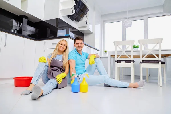 Jovem casal familiar fazendo limpeza na casa . — Fotografia de Stock