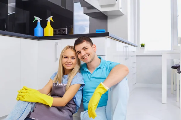 Familia joven pareja haciendo limpieza en la casa . —  Fotos de Stock