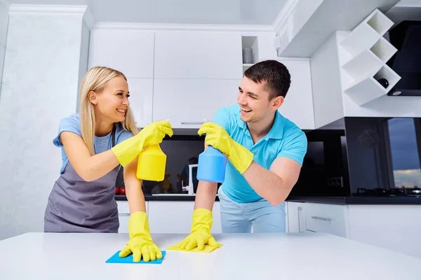 Młoda para rodzina robi czyszczenie w domu. — Zdjęcie stockowe