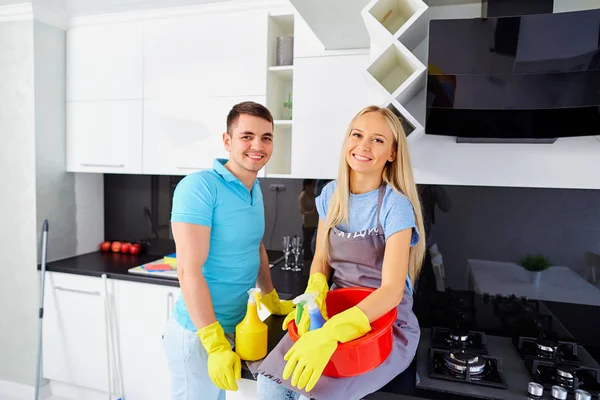 Giovane coppia di famiglia che fa pulizia in casa . — Foto Stock