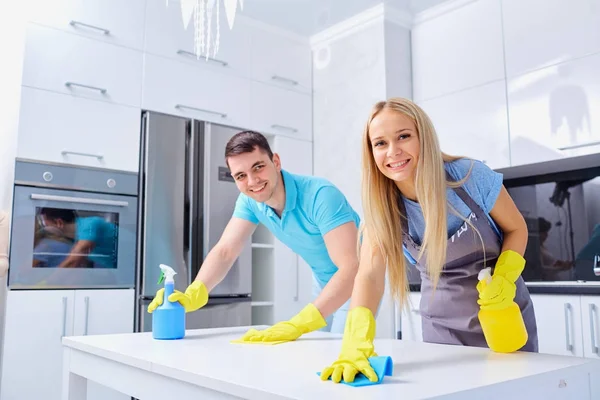 在家里打扫卫生的年轻夫妇. — 图库照片