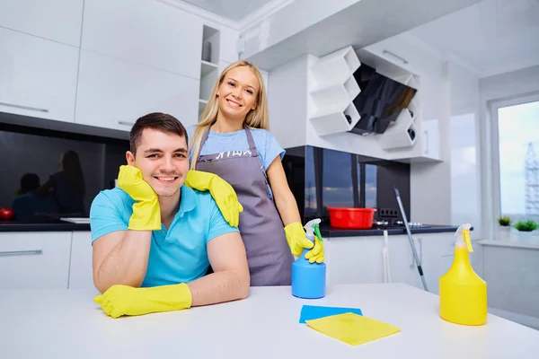 Jovem casal familiar fazendo limpeza na casa . — Fotografia de Stock