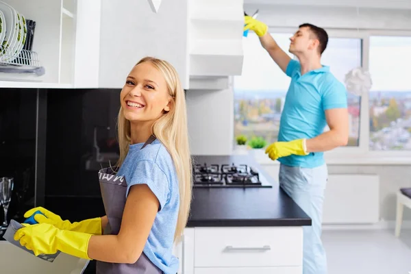 Jovem casal familiar fazendo limpeza na casa . — Fotografia de Stock