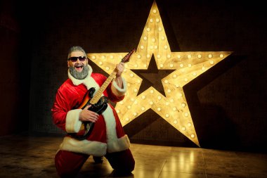 Bir gitar ile mutlu Noel Baba arka planı dans bir