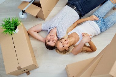 Genç çift yeni bir daireye taşıma.