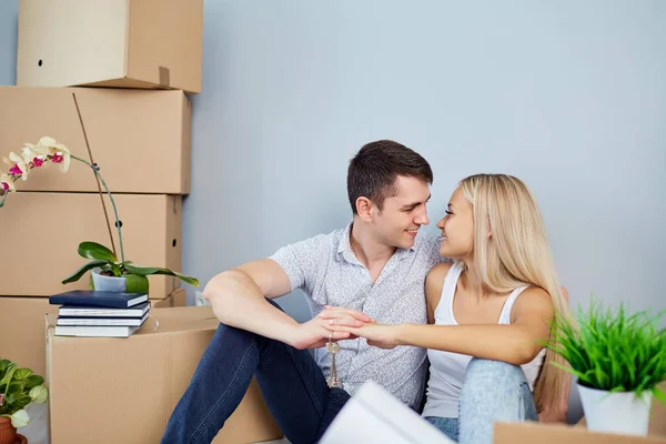 Молода пара переїжджає в нову квартиру . — стокове фото